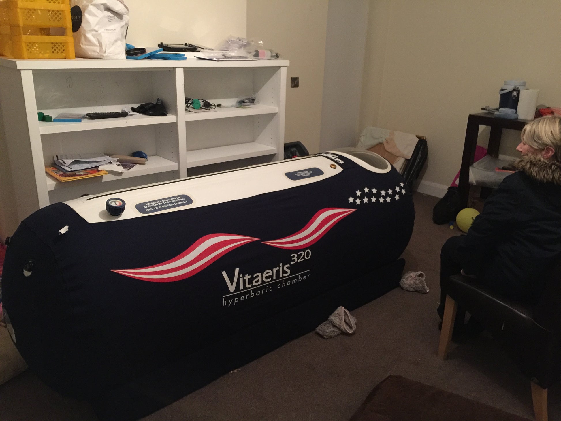 Inflatable hyperbaric chamber with 'Vitaeris' branding in a room setting.