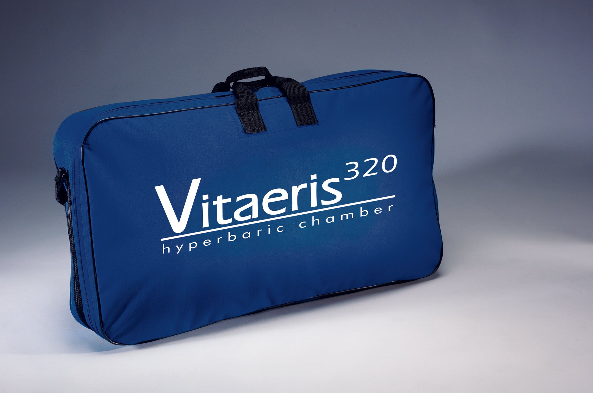 Blue Vitaeris hyperbaric chamber bag on a gradient background